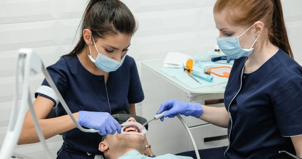 How Much Does a Dental Assistant Make